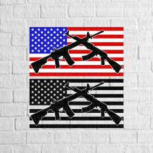 Può includere: Due immagini della bandiera americana con fucili incrociati davanti a loro. L'immagine superiore ha una bandiera rosso, bianco e blu. L'immagine inferiore ha una bandiera nera e bianca.