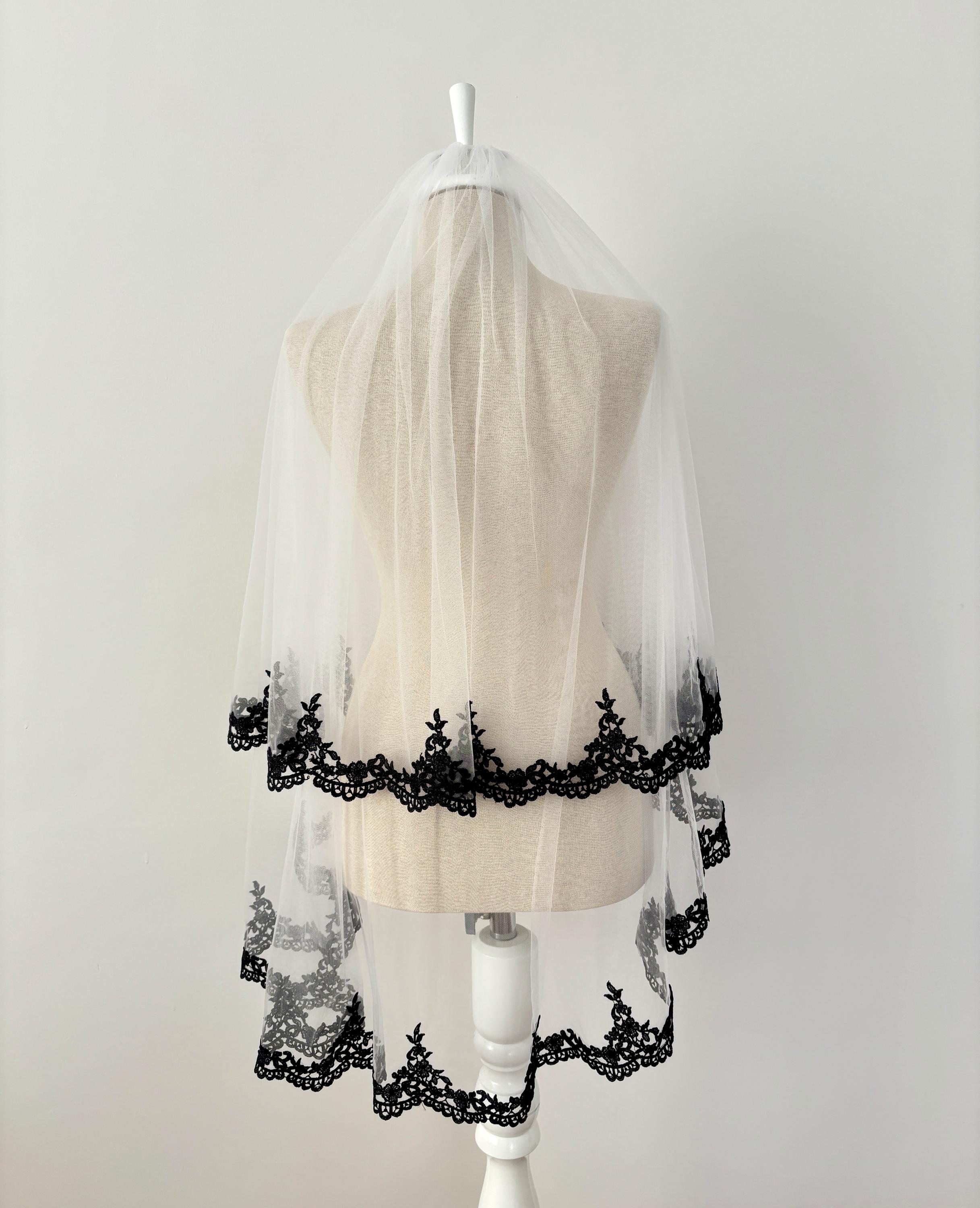 chinese dress ladies Unique Elegant Boho Lace Tulle Black and White Wedding Dress Sexy Beach  Spaghetti Straps Bridal Gown with Appliques and Train