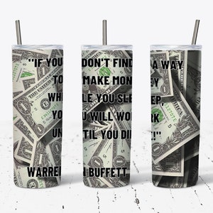 Puede incluir: Tres vasos de acero inoxidable con una cita de Warren Buffett sobre cómo ganar dinero mientras duermes. Los vasos están cubiertos con un patrón de billetes de dólar estadounidenses.