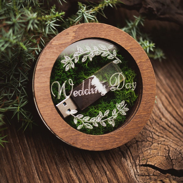 Gepersonaliseerde cirkel houten kist voor bruiloft | Gegraveerde usb-box met glazen deksel en handgemaakte unieke kristallen USB 3.0-flashdrive