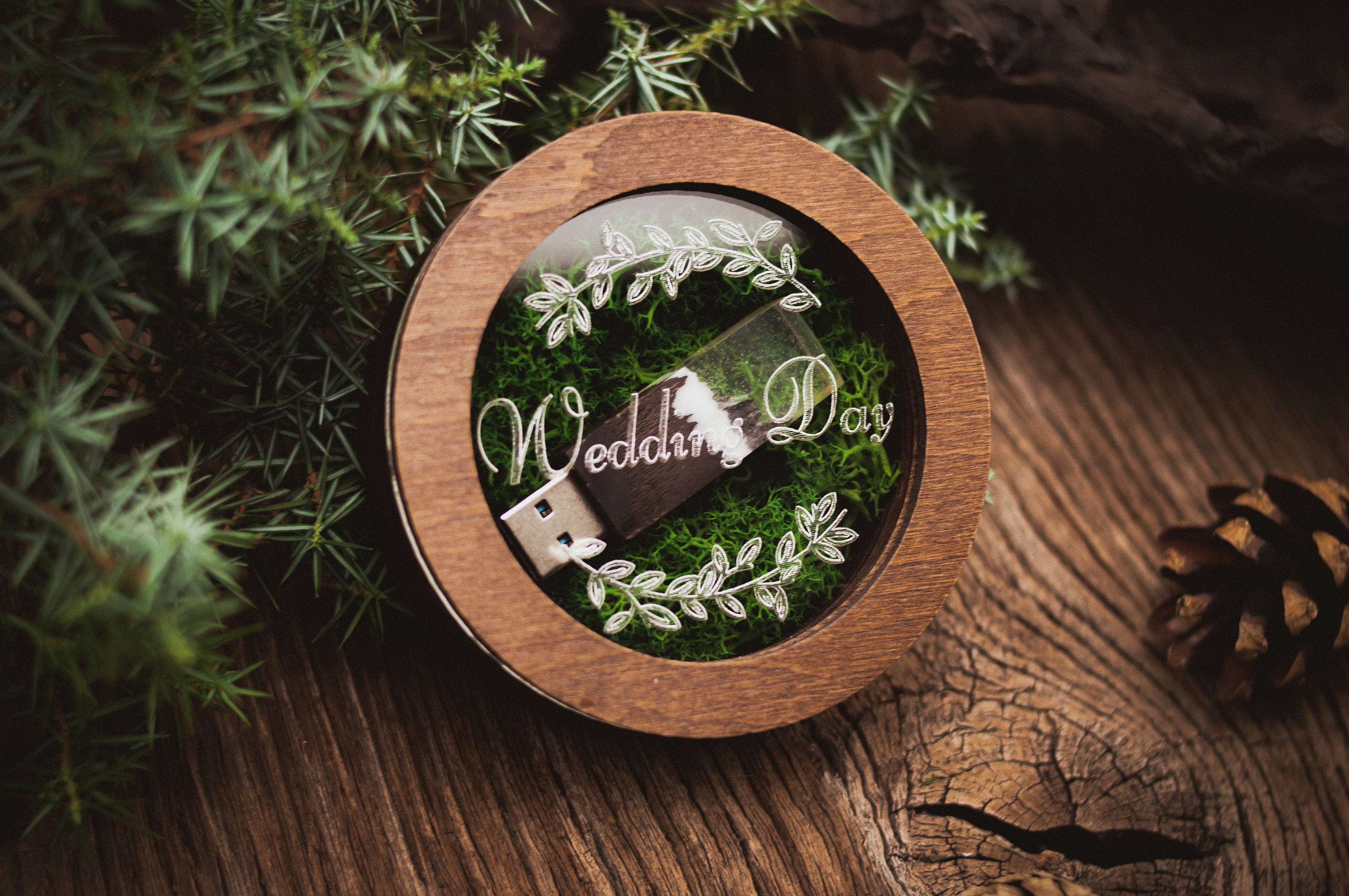 Personalized circle wooden box for wedding | Engraved usb box with glass lid and handmade unique crystal USB 3.0 flash drive