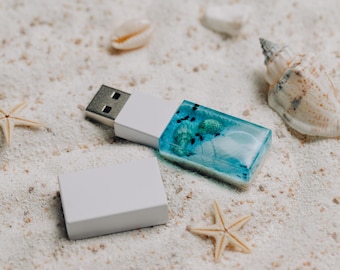 Handmade Resin USB Flash Drive with Seashells – Beach Theme Memory Stick – Aesthetic Ocean USB 3.0 – Unique Gift for Travelers & Sea Lovers