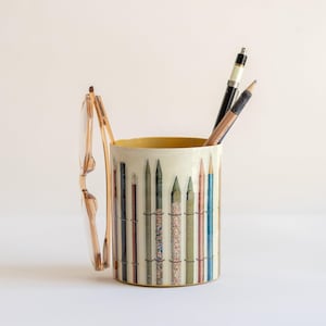 Enamel Everything Pot - Vintage Pencils & Chalks