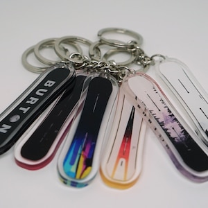 ハンドメイド 3D スノーボード バートン風キーチェーン - ミニチュア ウィンター スポーツ コレクタブル - 2024