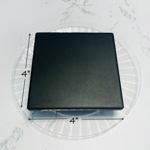 Peut inclure: Un carreau carr&eacute; noir mesurant 10 cm sur 10 cm, pos&eacute; sur une assiette en plastique transparente avec un motif d&eacute;coratif.