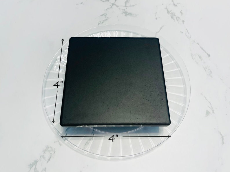 Peut inclure: Un carreau carr&eacute; noir mesurant 10 cm sur 10 cm, pos&eacute; sur une assiette en plastique transparente avec un motif d&eacute;coratif.