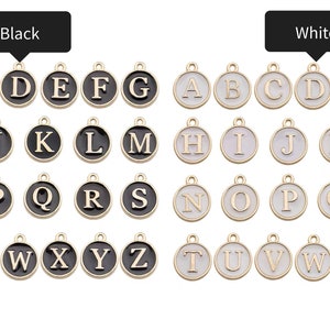 Pode incluir: Uma cole&ccedil;&atilde;o de pingentes de alfabeto dourados, cada um com um fundo de esmalte preto ou branco. As letras de A a Z s&atilde;o exibidas em um design de pingente circular, com um pequeno la&ccedil;o na parte superior para fixa&ccedil;&atilde;o.