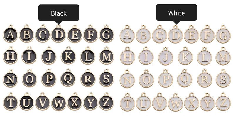 Pode incluir: Uma cole&ccedil;&atilde;o de pingentes de alfabeto dourados, cada um com um fundo de esmalte preto ou branco. As letras de A a Z s&atilde;o exibidas em um design de pingente circular, com um pequeno la&ccedil;o na parte superior para fixa&ccedil;&atilde;o.