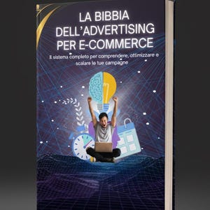 Op de afbeelding: Boekomslag met de titel "LA BIBBIA DELL'ADVERTISING PER E-COMMERCE". De omslag toont een persoon met een laptop, armen omhoog, en illustraties van een hersen, gloeilamp, klok en kalender. De achtergrond is donkerblauw met een netwerkontwerp.