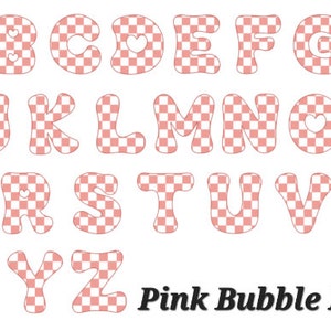Pu&ograve; includere: Alfabeto in font bubble rosa con un motivo a scacchi e cuori bianchi. Le lettere sono in uno stile arrotondato e giocoso.