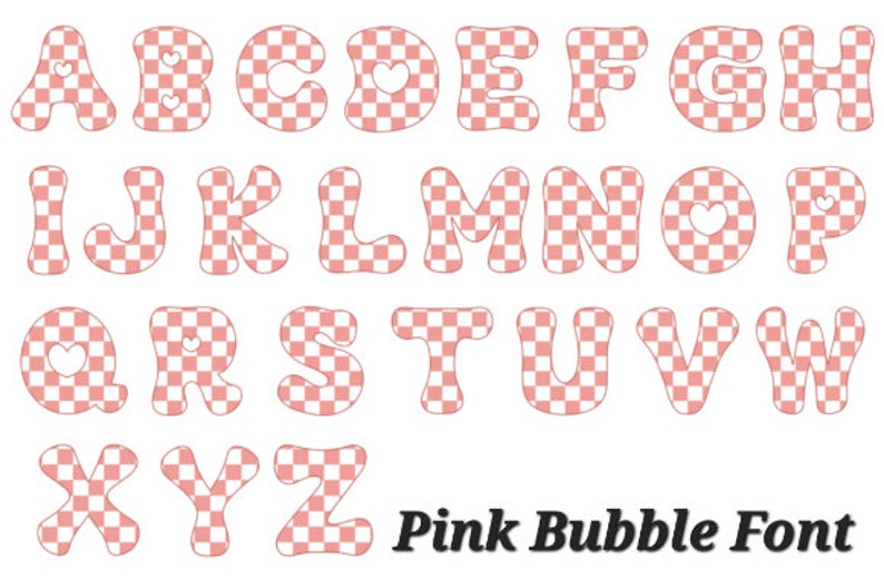 Pu&ograve; includere: Alfabeto in font bubble rosa con un motivo a scacchi e cuori bianchi. Le lettere sono in uno stile arrotondato e giocoso.