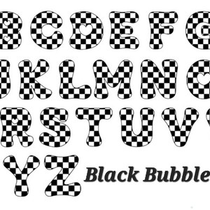 Pu&ograve; includere: Lettere dell'alfabeto a scacchi in bianco e nero in uno stile di font a bolle. Le lettere hanno un cuore bianco al centro di alcune lettere. Il testo "Black Bubble Font" &egrave; nella parte inferiore dell'immagine.