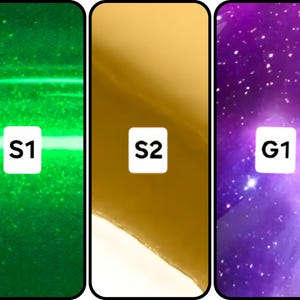 Puede incluir: Tres muestras rectangulares con acabados distintos. La primera es un verde vibrante con una franja de luz horizontal etiquetada como S1. La segunda es un tono dorado liso y s&oacute;lido etiquetado como S2. La tercera es un morado intenso con motas blancas etiquetado como G1.