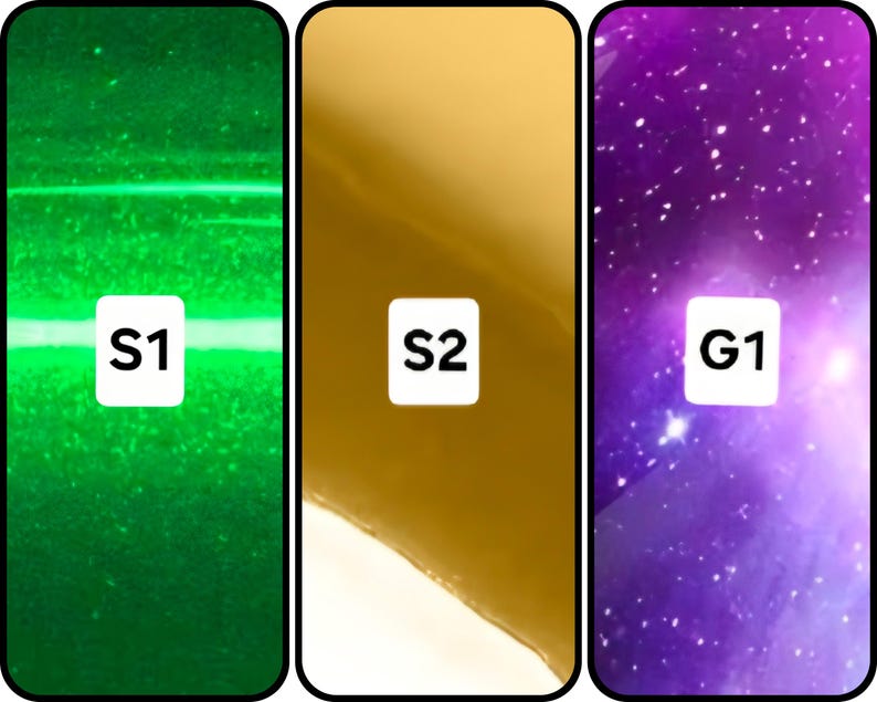 Puede incluir: Tres muestras rectangulares con acabados distintos. La primera es un verde vibrante con una franja de luz horizontal etiquetada como S1. La segunda es un tono dorado liso y s&oacute;lido etiquetado como S2. La tercera es un morado intenso con motas blancas etiquetado como G1.