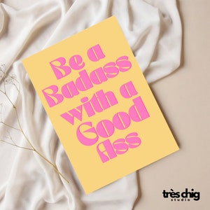 Postal "Be a Badass with a Good ass" de Très Chig Studio, trasero, regalo, dicho divertido, idea de regalo, tarjeta, amigos, relación
