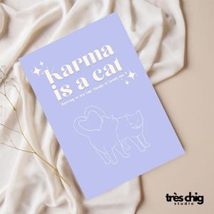 Carte postale "Karma is a Cat" de Très Chig Studio cadeau, chat, anniversaire, idée cadeau, pouring, minuit, carte, chats, coeur, ronronnement