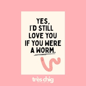 Könnte beinhalten: Eine rechteckige Karte mit rosa Hintergrund und cremefarbenem Zentrum. Die Karte zeigt den Text "YES, I'D STILL LOVE YOU IF YOU WERE A WORM." Unter dem Text ist ein Cartoon-Wurm abgebildet. Die Karte stammt von très chic studio.