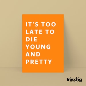 A4 Mini Poster "to late to die young and pretty" von Très Chig Studio zum Geburtstag, Lustiger Spruch, Geschenkidee, Beste Freunde, BFF