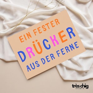 Postkarte „Fester Drücker aus der Ferne" von Très Chig Studio, Geschenkidee, vermissen, liebe Grüße, Familie, Freunde, bff, vermissen, weit