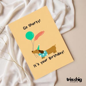 Postkarte "Go shorty, its your Birthday" von Très Chig Studio, Geburtstag, Geschenkidee, Geschenk, cute, Dog, Hund, Dackel, Short, klein, XS