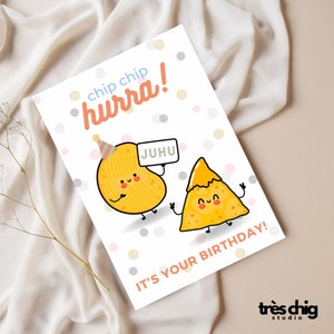 Postkarte "Chip Chip Hurra" von Très Chig Studio, Snack, Geburtstag, Geschenk Idee, lustige Karte, Kartoffel, süß, Kinder, Bff, Food, Nacho