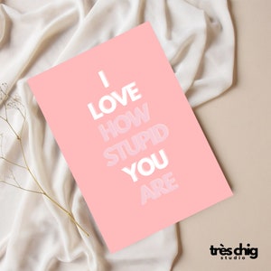Postkarte "love how stupid you are" von Très Chig Studio, Dumm, Böse, Lustiger Spruch, Karte, liebe, Beziehung, Spaß, BFF, Beste Freunde
