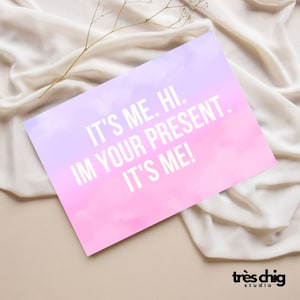 Postkarte "Im Your Present" von Très Chig Studio Geschenk, its me, hi, Present, Geburtstag, Geschenkidee,