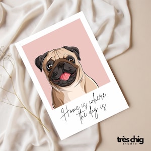 Postkarte "Home with Dog" von Très Chig Studio, Karte für Hunde Liebhaber, Mops, süß, Haustier, rosa, Hundemensch, Geschenkidee, Familie