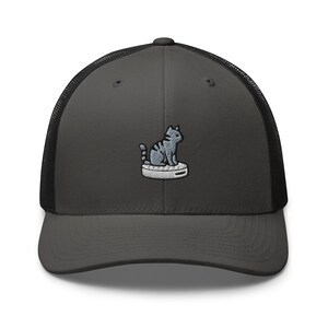 Gorra de camionero bordada con gato sobre robot aspirador: gorra retro estructurada con parte trasera de malla