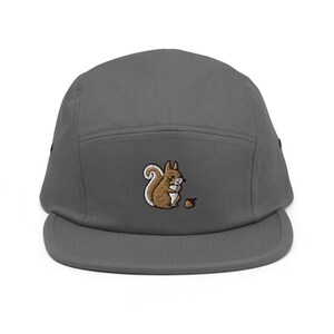 Bestickte 5-Panel-Baumwoll-Camperkappe mit Eichhörnchen und kostbarer Eichel: Verstellbare Passform