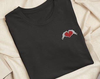 Koszulka z haftowanymi dłońmi Skeleton Heart: lekka bawełna, krój unisex