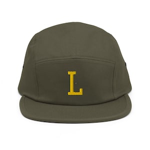 Bestickte 5-Panel-Camper-Cap aus reiner Baumwolle mit College-Brief in verschiedenen Farben