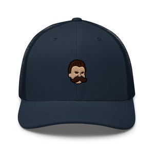 Trucker-Cap mit Friedrich-Nietzsche-Stickerei: Strukturierte Retro-Cap mit Mesh-Rückseite