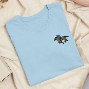 快適なストレッチ素材を使用した競馬刺繍Tシャツ - 柔らかく、軽量で、豊富なカラーバリエーション