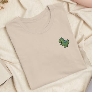 Chonky T-Rex dinosaurus geborduurd T-shirt: lichtgewicht katoen, pasvorm uniseks