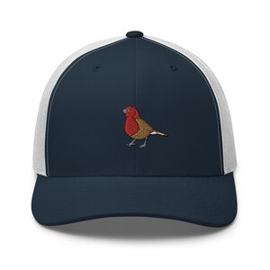 Red House Finch bestickter Trucker Hat: Strukturierte Retro-Cap mit Mesh-Verschluss