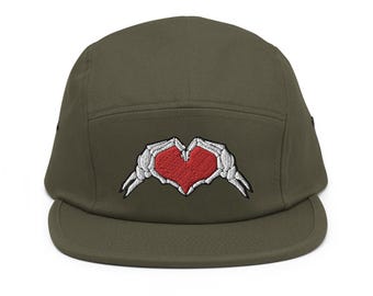 Czapka kempingowa z bawełny z haftowanymi dłońmi Skeleton Heart Hands, 5-panelowa: regulowane dopasowanie