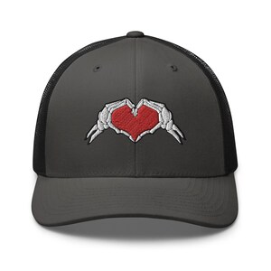 Skelett Herz Hände Gestickter Trucker Hat: Strukturierte Retro-Cap mit Netzeinsatz am Hinterkopf