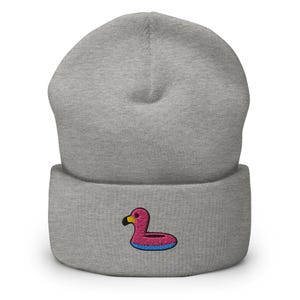 Berretto invernale unisex con ricamo "Pink Flamingo Floatie": comodo cappello invernale unisex.