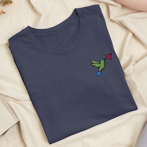 Maglietta ricamata con colibrì: cotone leggero, vestibilità unisex
