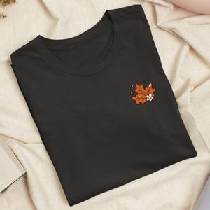 Niedliches Herbst Ahornblatt besticktes T-Shirt mit bequemem Stretch - weich, leicht, verschiedene Farben - Fun Fall Art