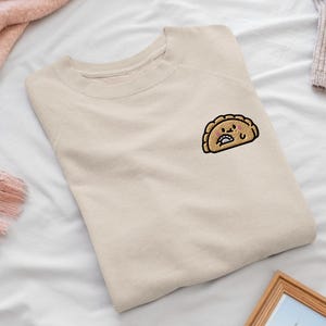 かわいい餃子が餃子を食べている刺繍入りクルーネック スウェットシャツ - 柔らかいコットン - さまざまな色 - 楽しいグルメアート