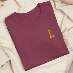 College Letter besticktes T-Shirt mit bequemem Stretch - weich, leicht, verschiedene Farben