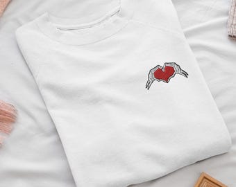 Bluza z okrągłym dekoltem i haftowanymi dłońmi Skeleton Heart Hands: mieszanka bawełny, krój unisex