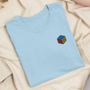 Camiseta bordada con el cubo de Rubik: algodón ligero, corte unisex