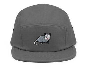 Bestickte 5-Panel-Baumwoll-Camperkappe mit Opossummotiv: Verstellbare Passform