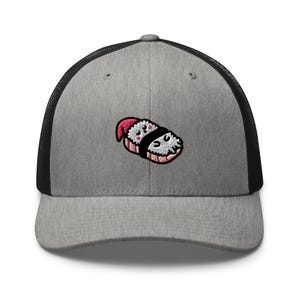 Cappello da camionista retrò ricamato con sushi addormentato kawaii - Strutturato con retro in rete in vari colori - Cute Nigiri Foodie Art