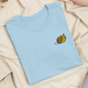 T-shirt gluant brodé d'escargots : coton léger, coupe unisexe