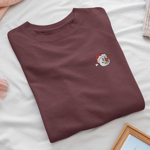 Retro Snowman Stole Santas Hat haftowana bluza z okrągłym dekoltem - miękka bawełna - różnorodność kolorów