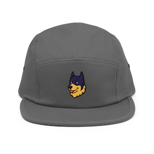Gorra de 5 paneles con bordado de superhéroe de murciélago - Algodón puro, ajuste cómodo, variedad ilimitada de colores - Regalo para amantes de los perros
